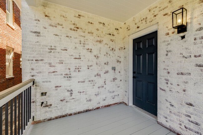 Building Photo - 905 E Park Ave