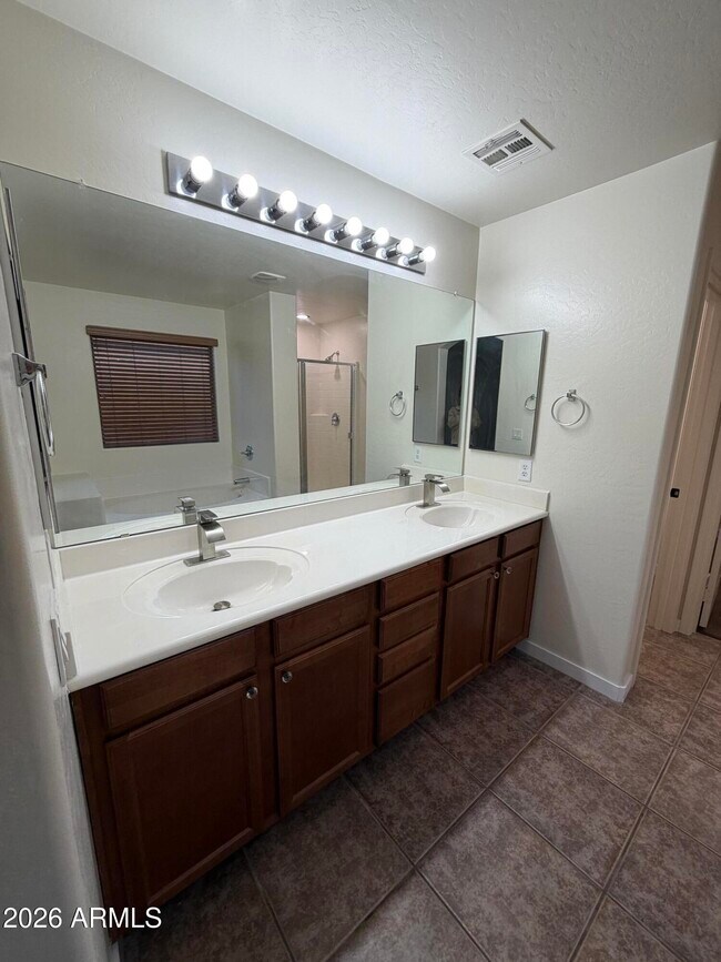 Building Photo - 46058 W Tulip Ln