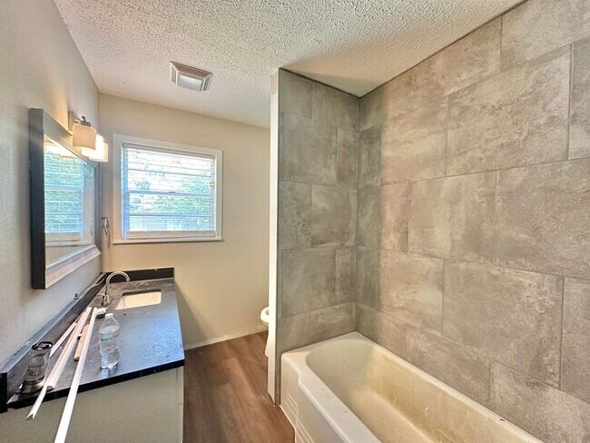 Building Photo - Newly Remodeled 4 Bedroom 2 Bath in Tyler!