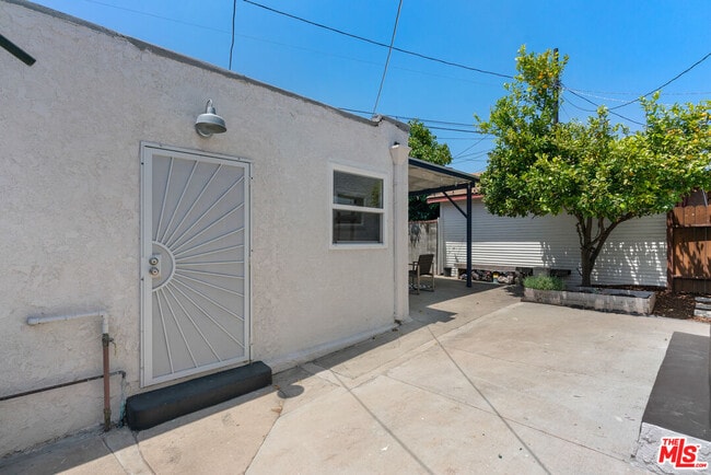 Building Photo - 2319 Vineyard Ave