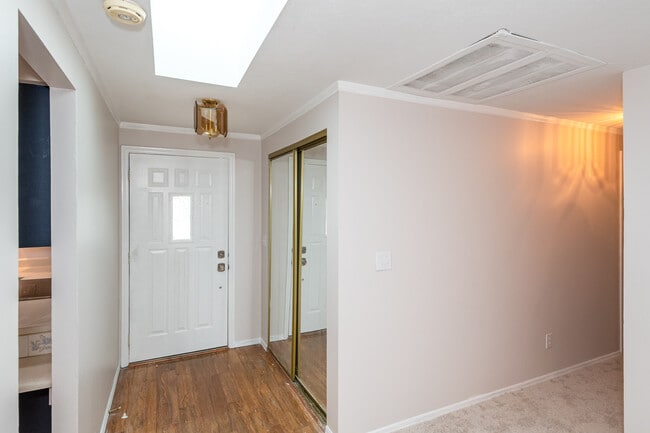 Building Photo - 6757 Summerdale Dr