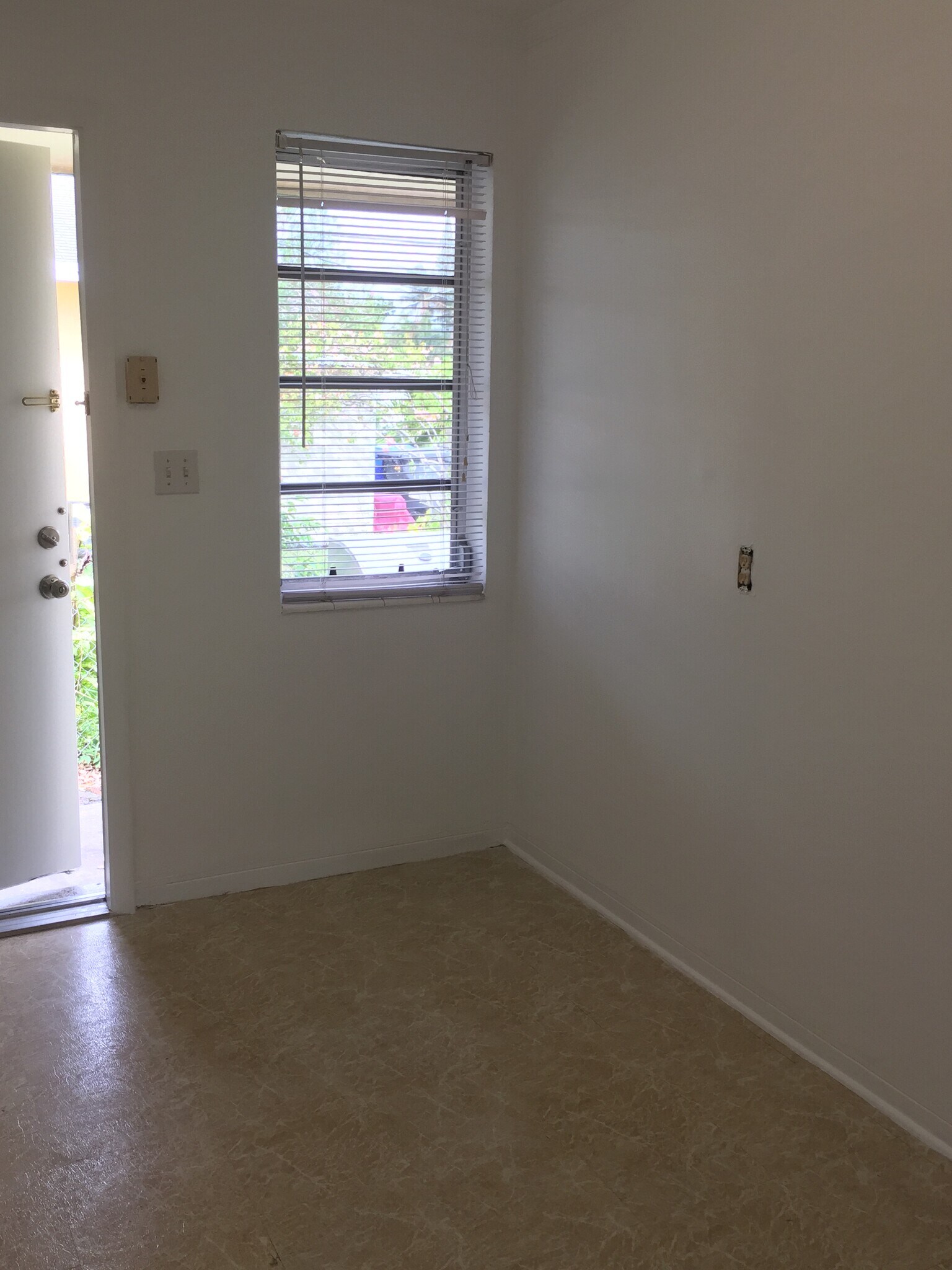 Dining Area - 2341 Roosevelt St