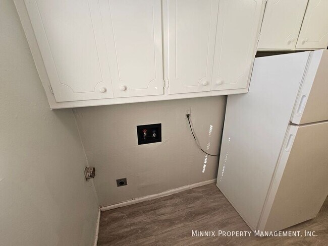 Building Photo - 1706 Yonkers-B