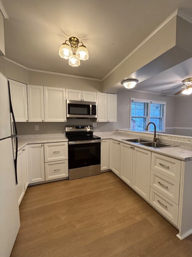 Building Photo - 1951 Elmwood Dr E