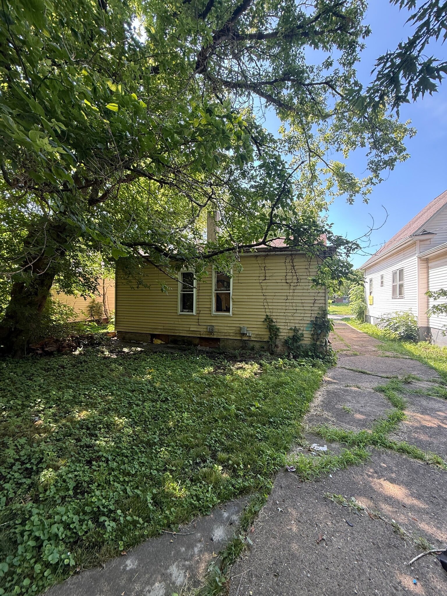 Building Photo - 1344 E Condit St