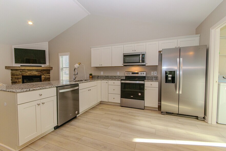 Building Photo - 586 Townhomes Pl