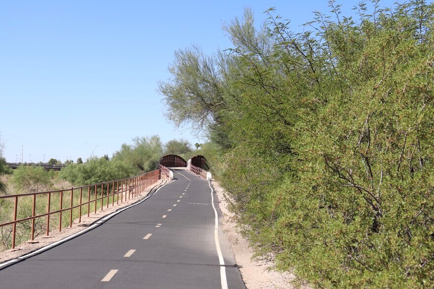 Building Photo - 2024 E River Rd