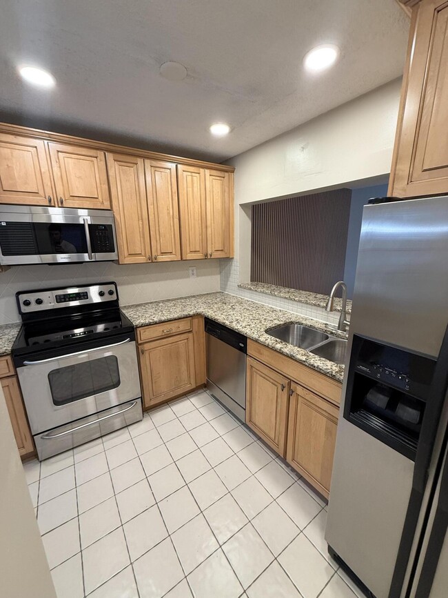 Building Photo - 8705 Vía Giula