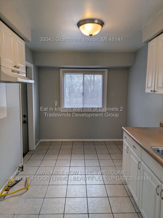 Building Photo - 30043 Grandview St
