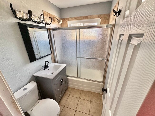 Building Photo - Charming 2 Bedroom, 1 Bath Home with Spacious Yard!