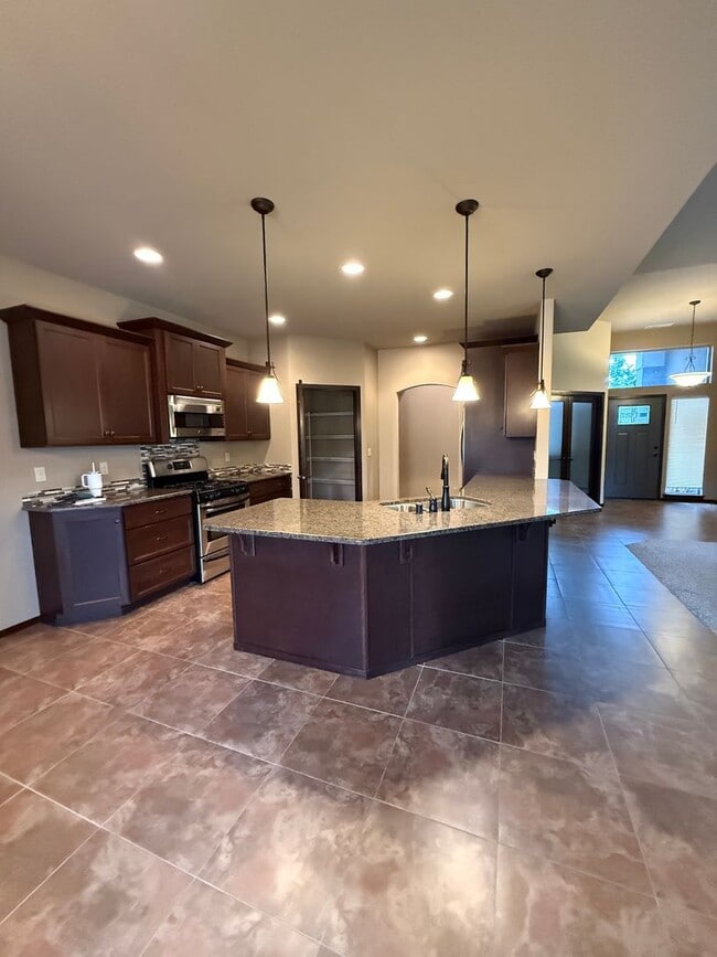 Building Photo - 4 bed 2 Bath off Keene