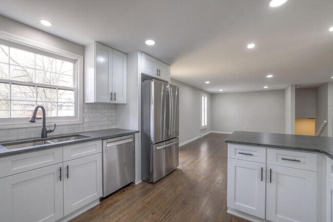 Building Photo - 10530 W 92nd Pl