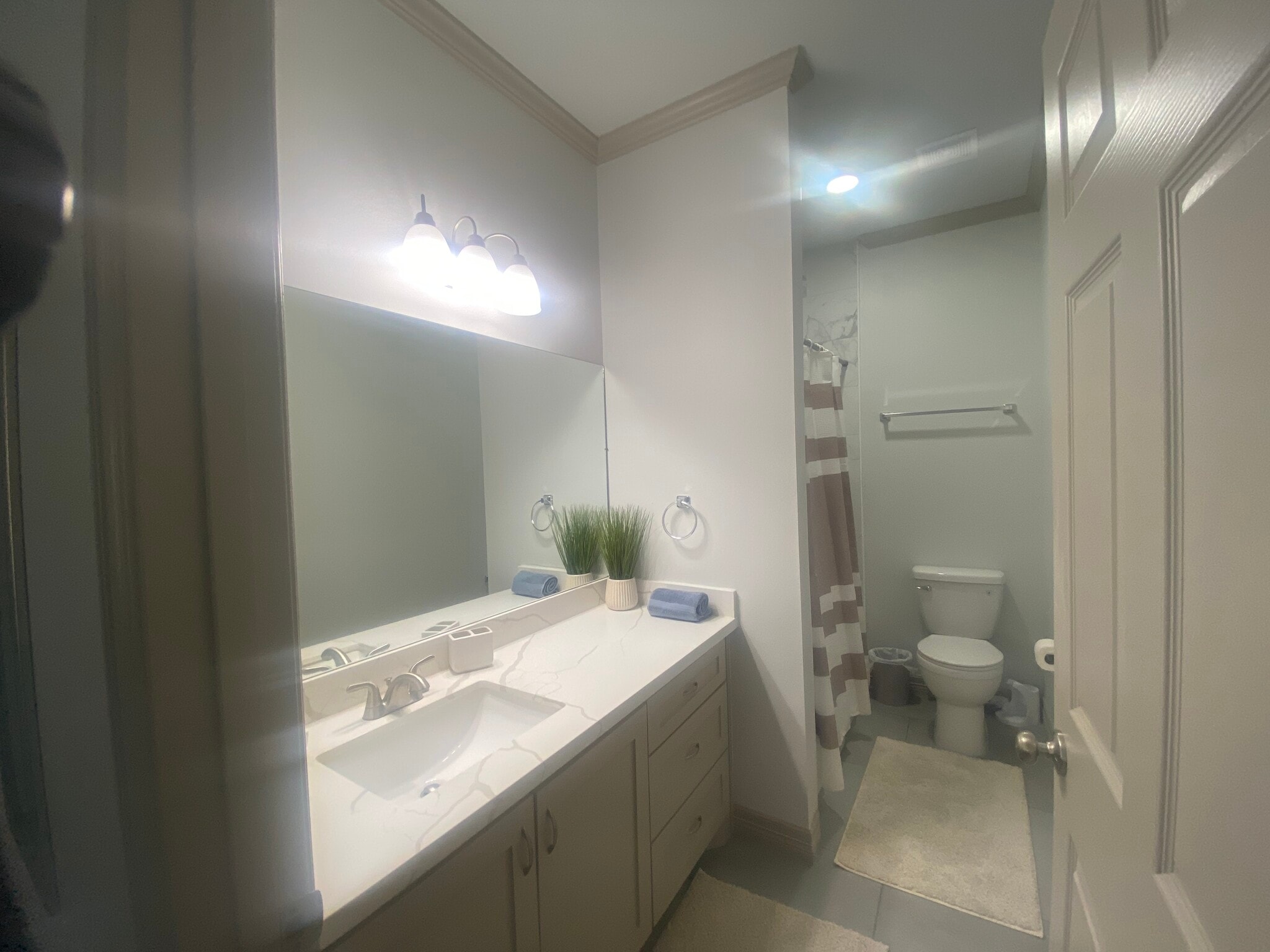 Bedroom 3 Full Bathroom - 2925 Pecos St