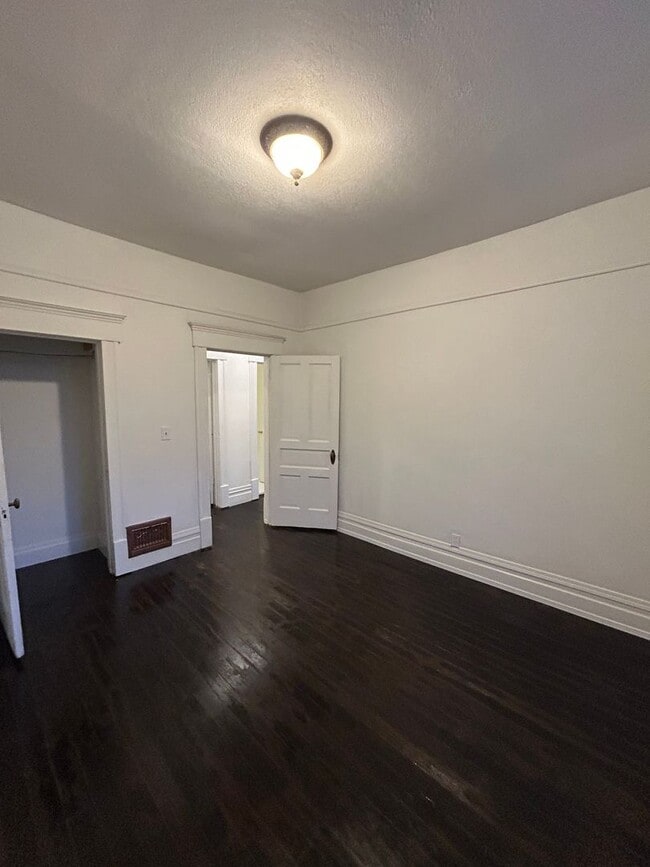 Building Photo - 716 W Quartz St