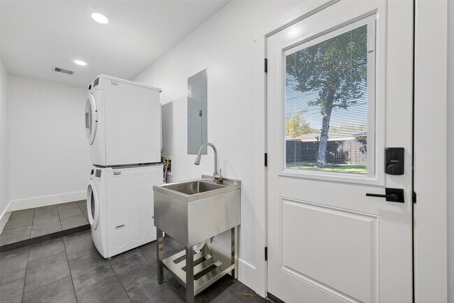 Building Photo - 9770 Cedardale Dr