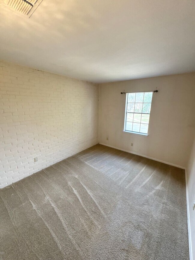 Building Photo - Town Home