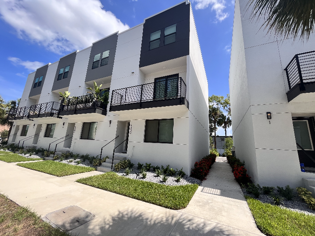 Building Photo - 1302 W Carmen St