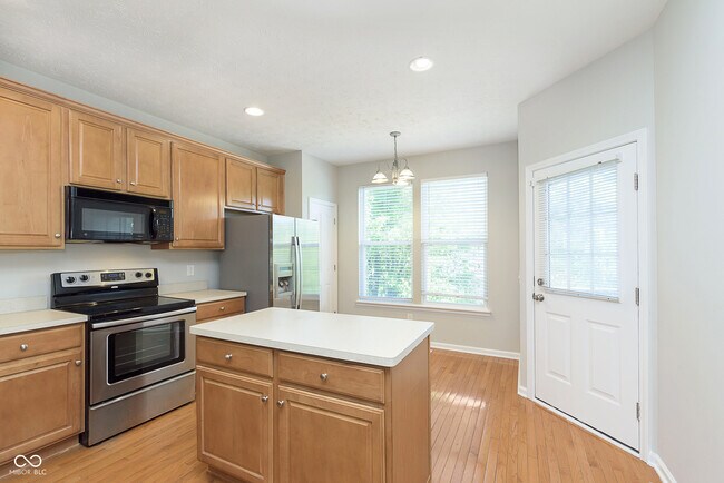 Building Photo - 8333 Clayhurst Dr