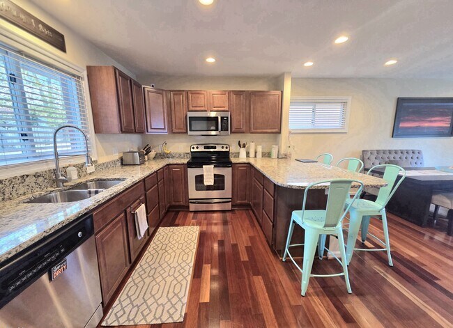 Building Photo - 108 N Gladden St