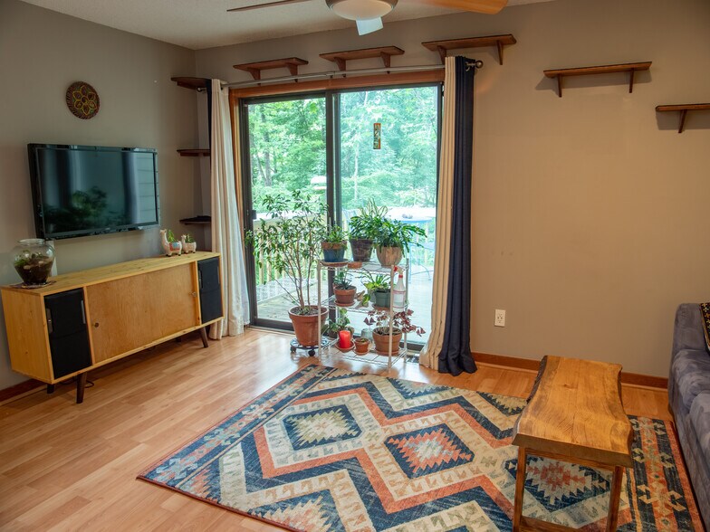 Building Photo - 210 Cedarwood Ln