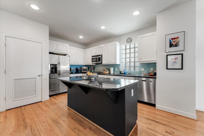 Building Photo - 650 Westcross St