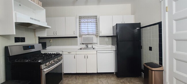 Building Photo - 49 Hudson Pl