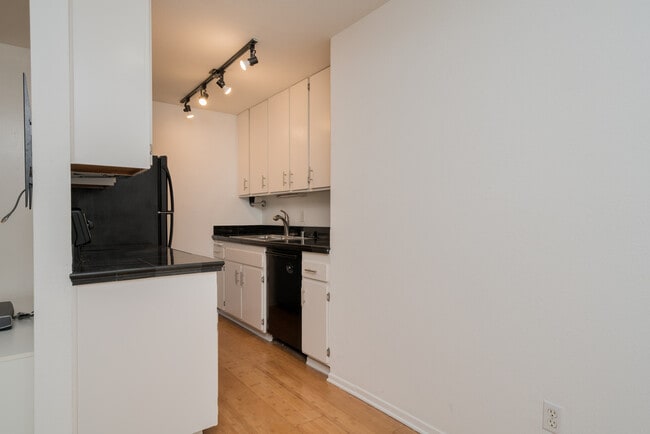 Building Photo - 2252 Via Aprilia