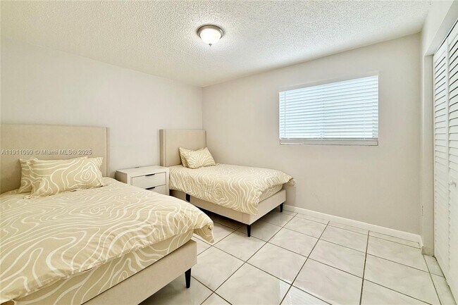 Building Photo - 4122 Collins Ave