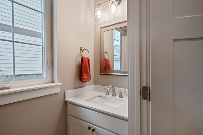 Building Photo - Modern 4-bedroom 3-bathroom Home