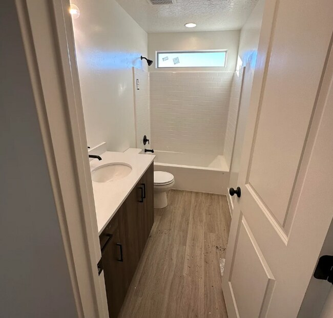 Building Photo - Beautiful, Modern 3 Bedroom Townhome! Dog Friendly!