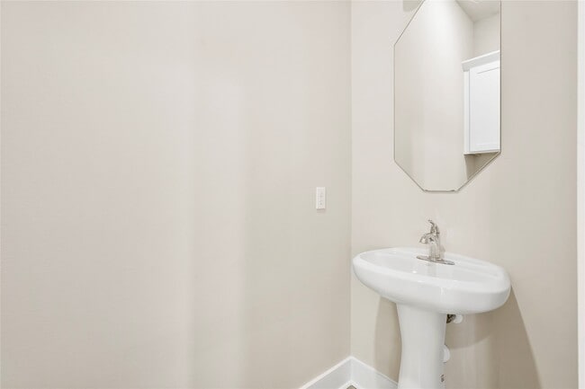 Building Photo - 2509 Des Chaumes St