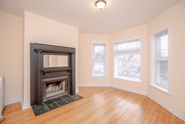 Building Photo - 1530 W Wilson Ave