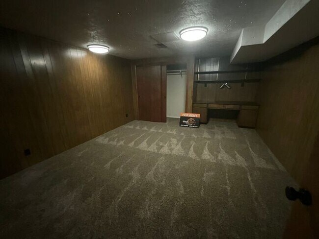 Building Photo - 4 bdrm 3 bth plus a Den/office Home 2 Car ...