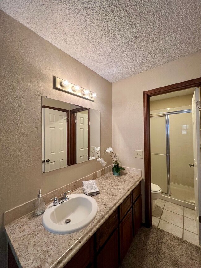 Building Photo - Cozy Rental in NW OKC!
