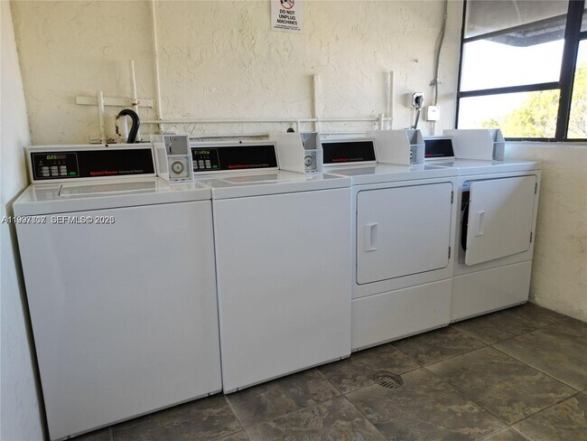 Building Photo - 2701 Riverside Dr