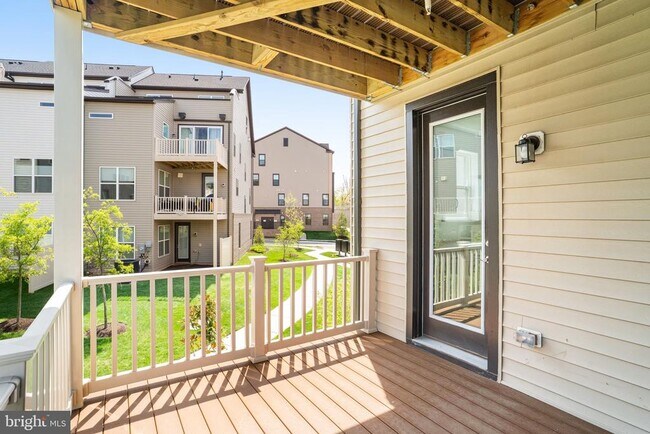 Building Photo - 4975 Longmire Wy