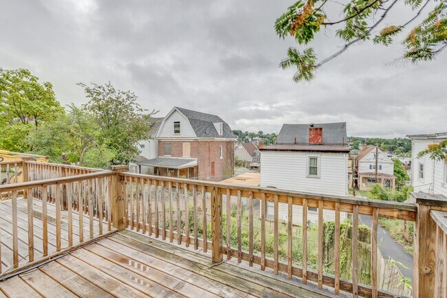 Building Photo - AVAILABLE AUGUST 2026 - 2 Bedroom Home w/ Original Layout!