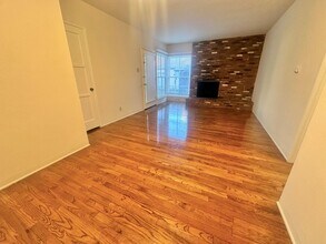 Building Photo - Charming 2-Bedroom Home with Hardwood Floors & Fireplace Near the Traffic Circle