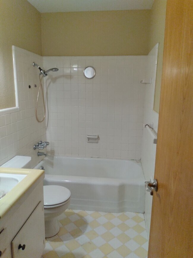 Building Photo - Great location