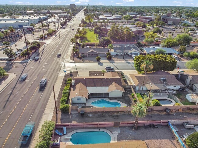 Building Photo - ASU 5 BEDROOM/ 2 BATH WITH POOL!!