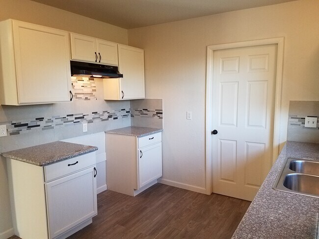 Building Photo - 5227 Vlg Gln Dr