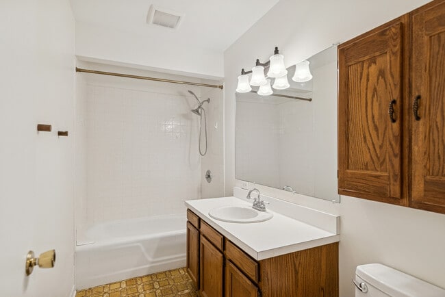 Building Photo - 825 Country Club Dr