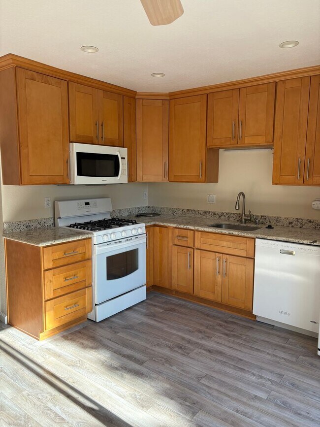 Building Photo - 244 Park Pl Dr