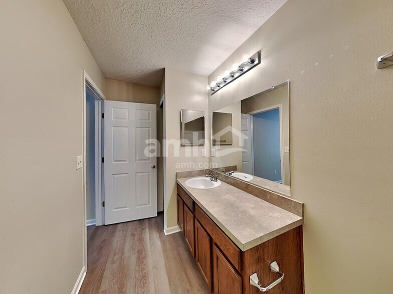 Building Photo - 11869 Hayden Lakes Cir