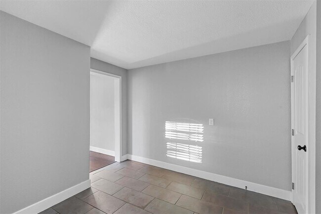 Building Photo - 507 W Chambers St