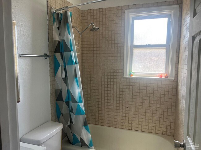 Building Photo - 103 NW Kalash Rd