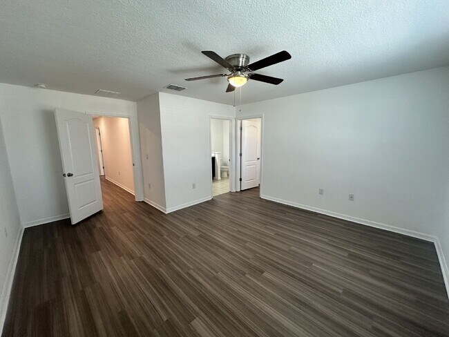 Building Photo - "Beautifully Maintained 3-Bed Townhouse with 2.5 Baths in Lakeland - Spacious 1,676 Sq. Ft.!"