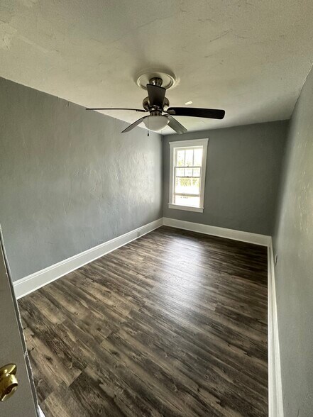 Building Photo - 827 N Oleander Ave