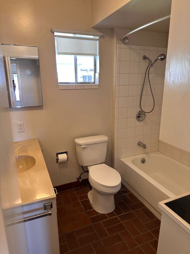 Building Photo - East Sacramento 1 Bed House on Large Lot