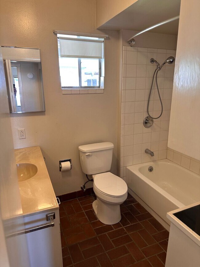 Building Photo - East Sacramento 1 Bed House with Garage